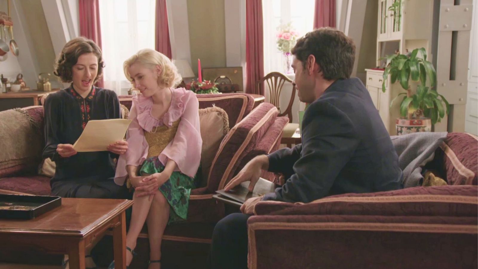 Agustín le da la buena noticia a las chicas - Salón de té La Moderna | Ver