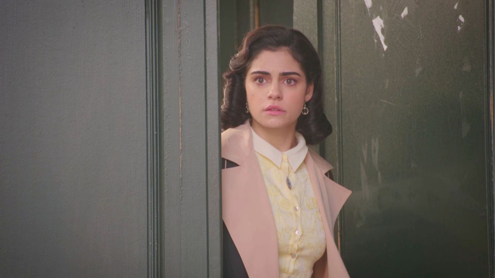 Paula descubre a Rodrigo en el callejón con Amaya - Salón de té La Moderna | Ver