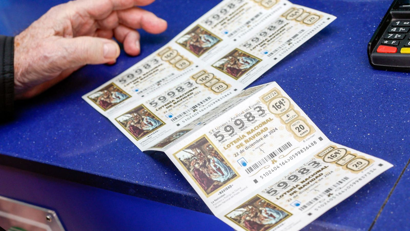 Seis chicos de Sevilla devuelven 70 décimos y más de mil euros | Ver