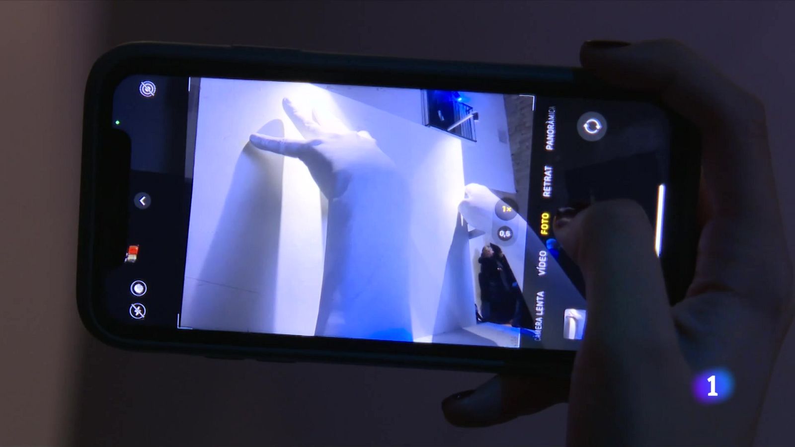 Les mans de Lorenzo Quinn viatgen de Venècia al Moco de Barcelona - L'Informatiu | Veure