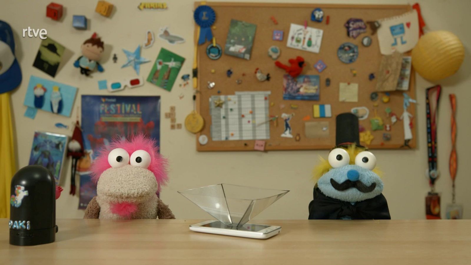 Holograma con móvil - Agus & Lui: Churros y Crafts | Ver