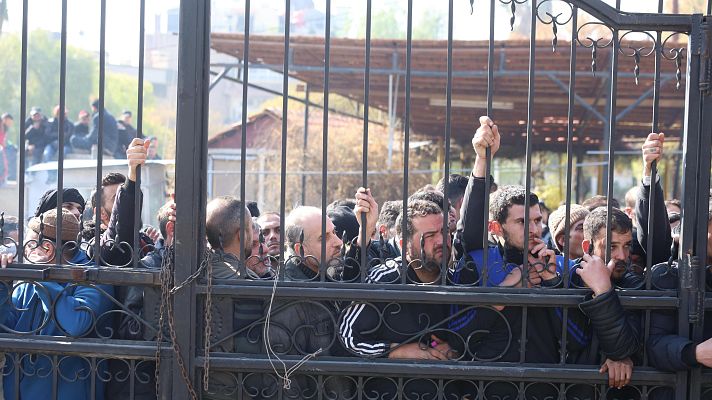 Telediario Fin de Semana - Antiguos miembros del ejército de Asad entregan sus armas en los centros de reconciliación abiertos en Siria