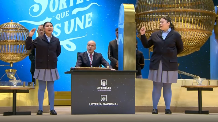 Lotería de Navidad - Una niña de San Ildefonso canta un falso Gordo de 4 millones: "Son 1.000 euros, pero..."