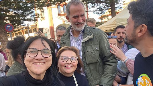 Los reyes y sus hijas visitan por sorpresa Catarroja,  una de las localidades ms afectadas por la dana