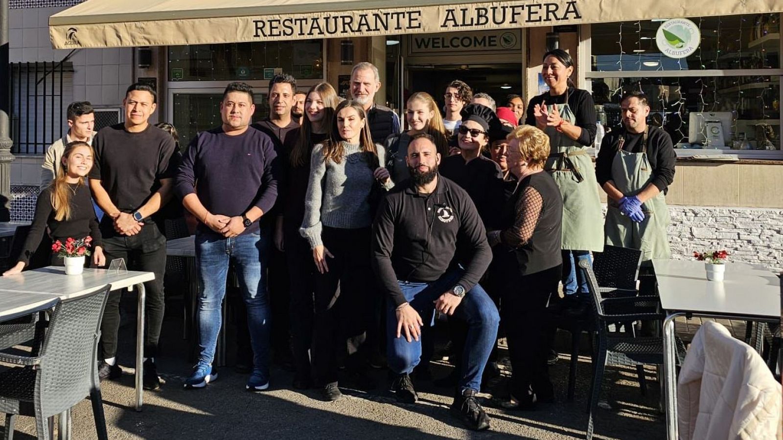 Los reyes y sus hijas visitan por sorpresa Catarroja,  una de las localidades ms afectadas por la dana