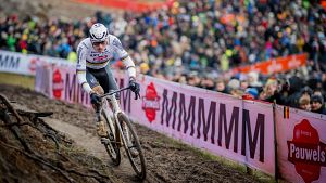 Van der Poel arrasa en la Copa del Mundo de ciclocr?s de Zonhoven