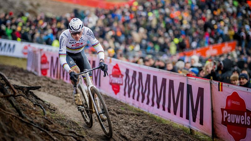 Van der Poel arrasa en la Copa del Mundo de ciclocrós de Zonhoven