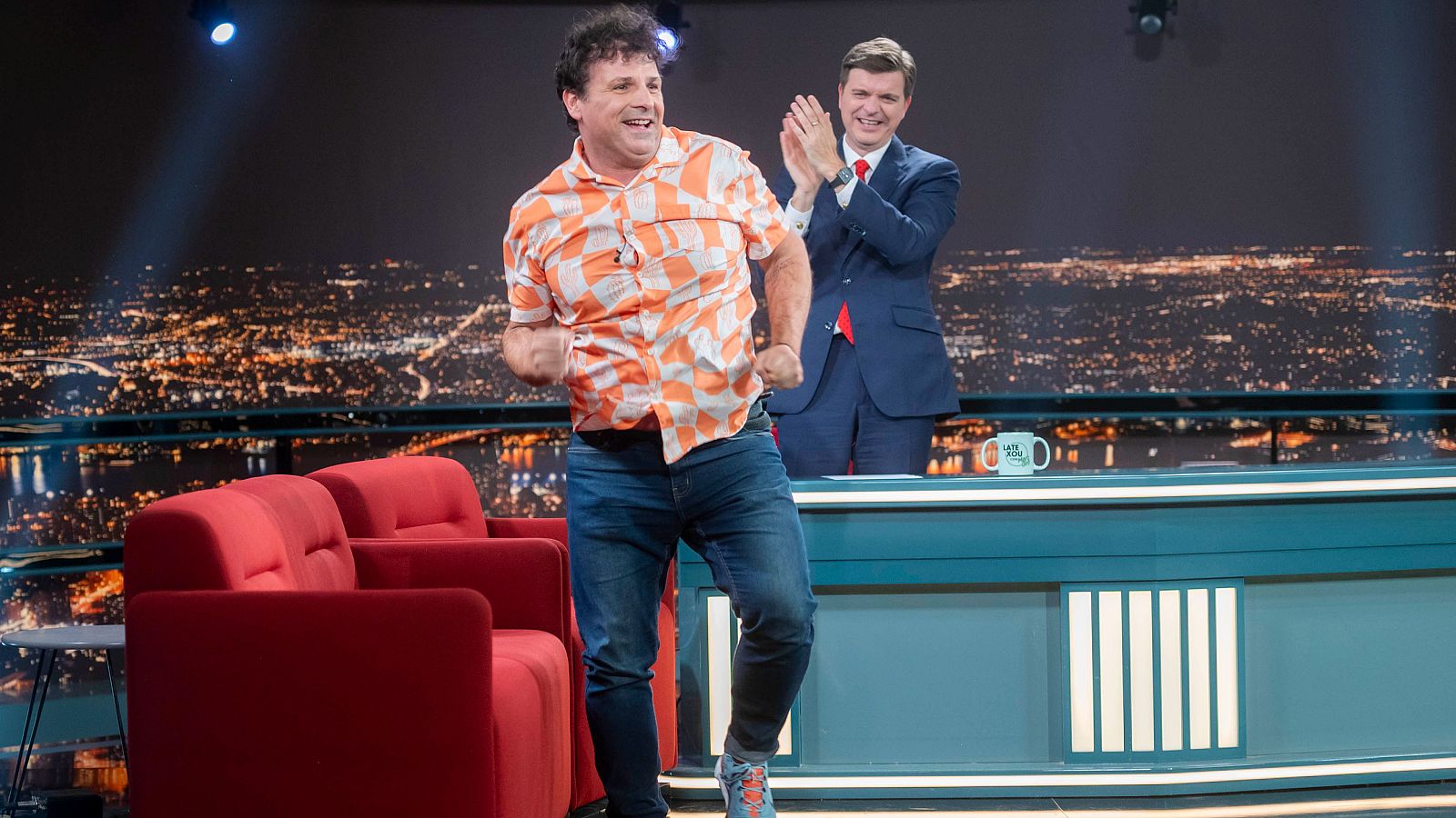 Ángel Carmona nos presenta 'Cachitos love the 90s' - Late Xou con Marc Giró | Ver