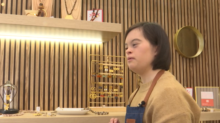 Telediario 1 - Carmela Álvarez, la primera persona con síndrome de Down que abre su propia tienda en España