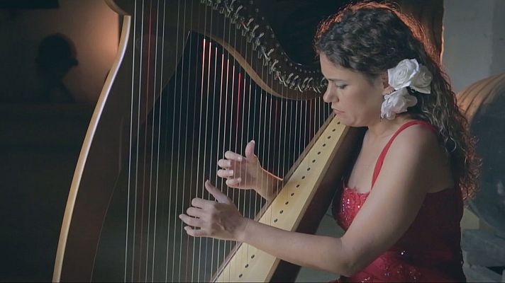 Telediario 2 - Ana Crisman, la artista que toca música flamenca con el arpa