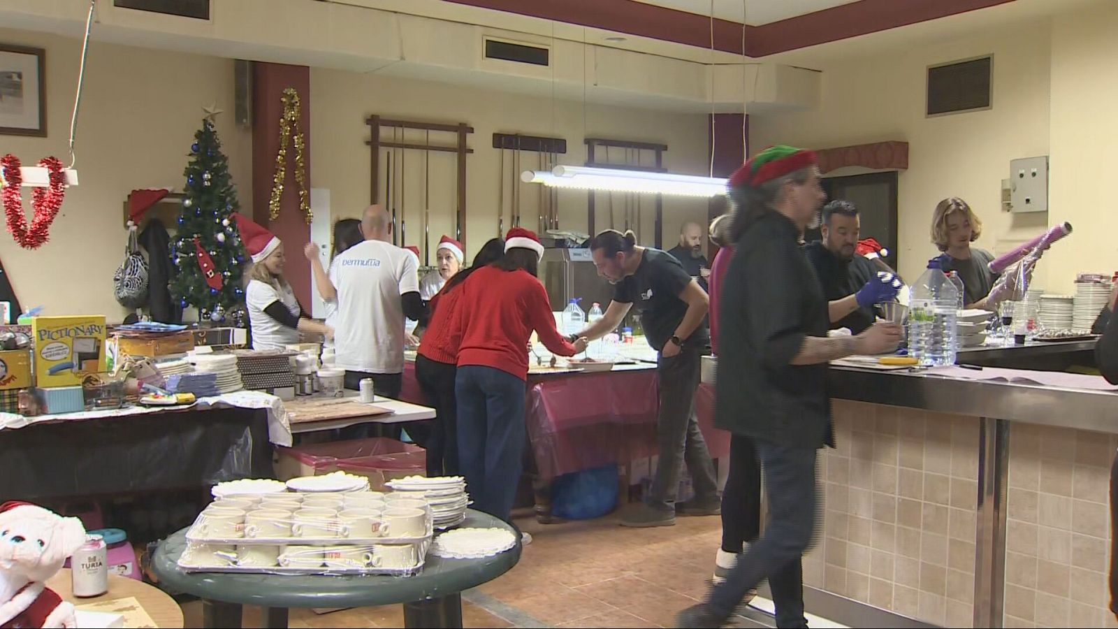Los vecinos de Paiporta celebran Nochebuena con cenas solidarias | Ver
