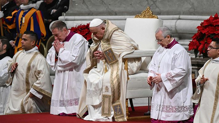 Telediario 2 - El papa Francisco celebra desde el Vaticano la Misa del Gallo e inaugura el Jubileo