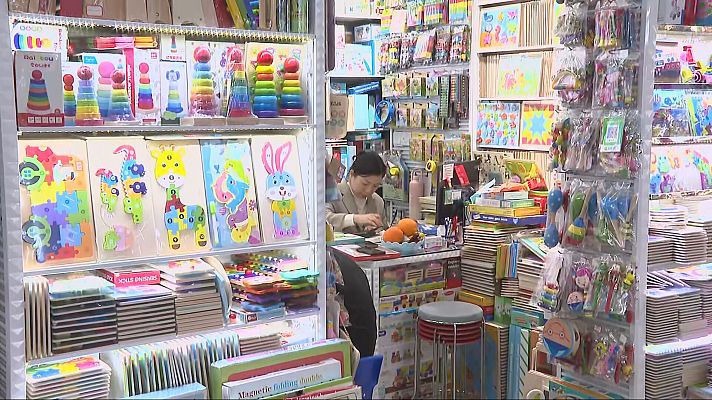 Telediario 2 - Los juguetes fabricados en China: desde el yo-yo hasta cámaras instantáneas y móviles para niños