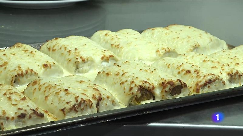 Restaurants plens i cues a botigues per recollir canelons per Sant Esteve - L'Informatiu | Veure