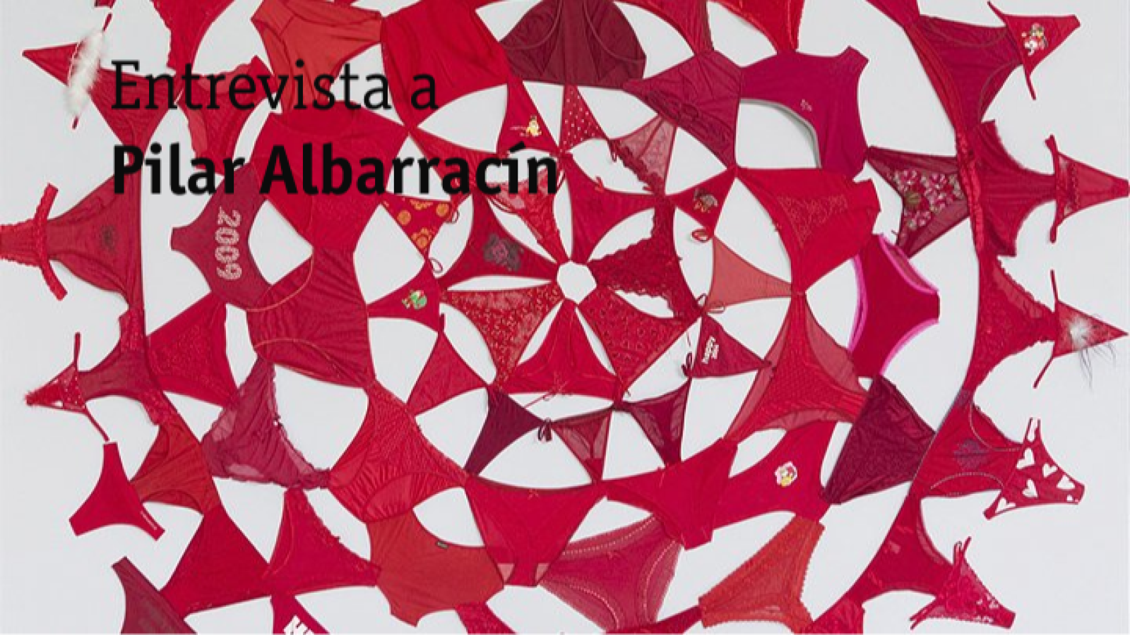 Bragas rojas en disposición circular sobre fondo blanco; una muestra el año 2009. Ilustra una entrevista a una artista.