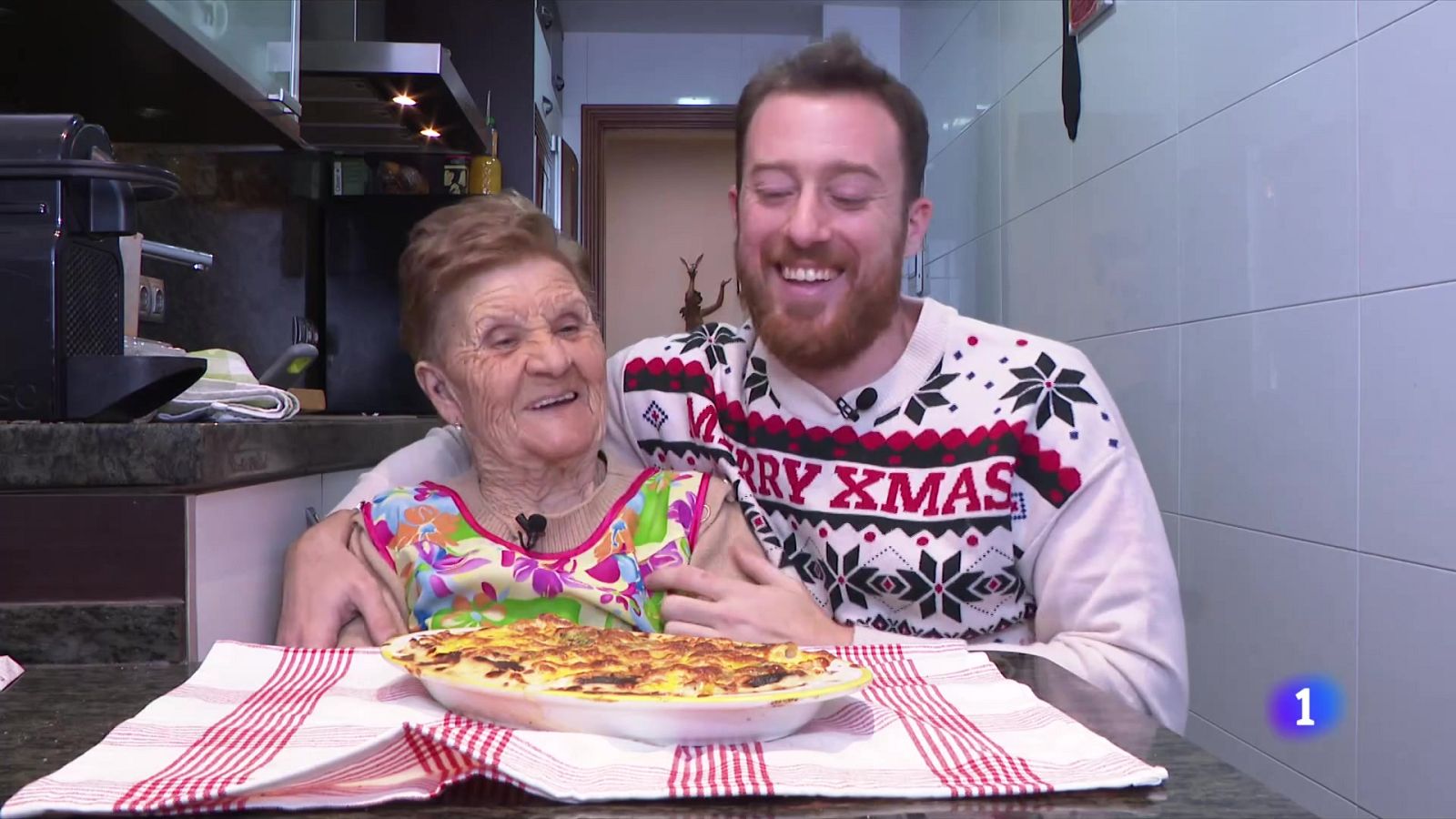 La iaia tiktoker ens ensenya com es preparen els canelons - L'Informatiu | Veure