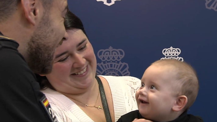 Telediario 1 - Un policía salva la vida de un bebé que no podía respirar