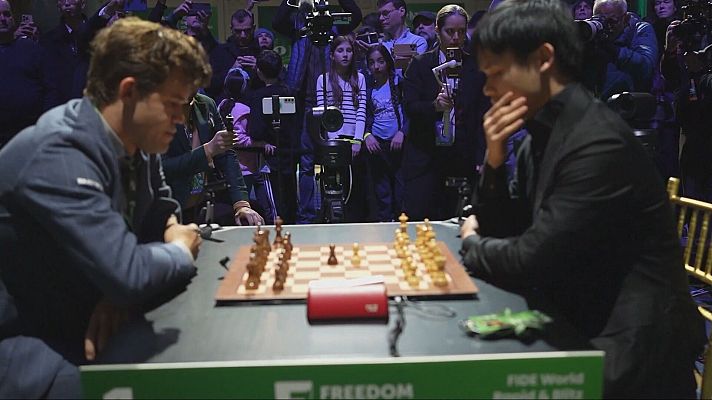 Telediario Fin de Semana - Carlsen, expulsado del Mundial de partidas rápidas de ajedrez por llevar vaqueros