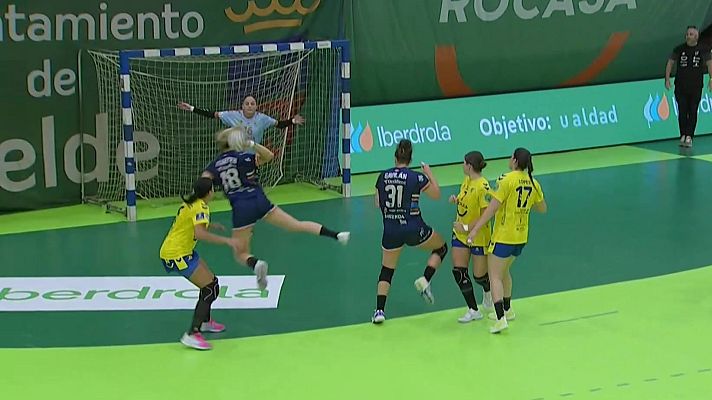 Balonmano - El clásico femenino de balonmano entre Gran Canaria y Bera Bera acaba con empate en el último segundo