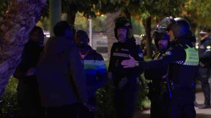 Telediario 1 - Una protesta contra la muerte de un inmigrante deja dos agentes heridos y un detenido en Sevilla