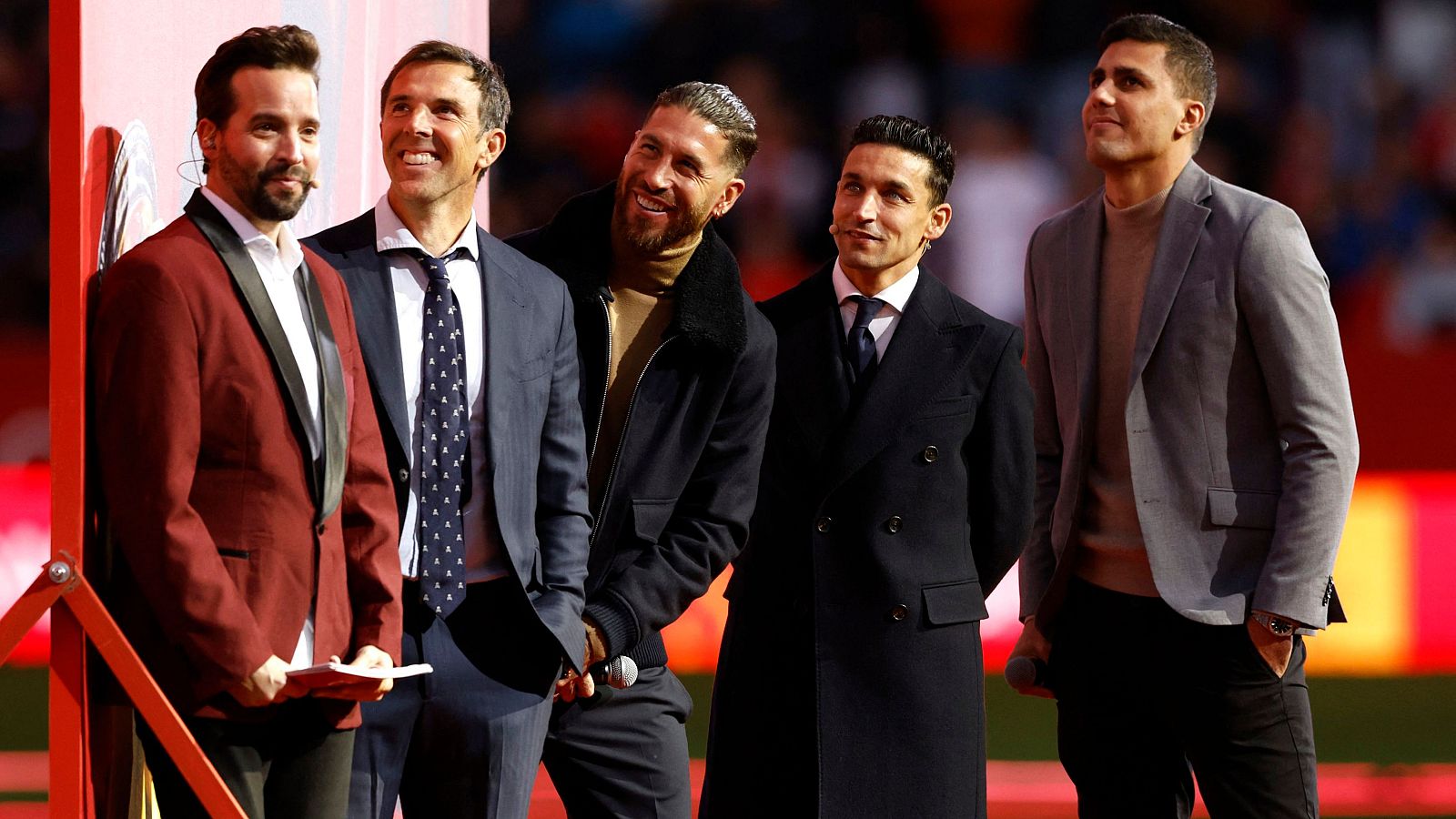 Jesús Navas se despide de un Pizjuán lleno junto a otras leyendas - Telediario 2 | Ver