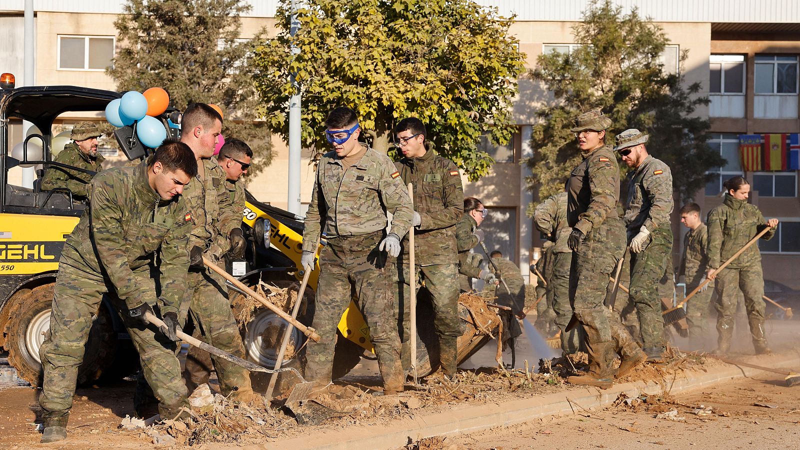 Los militares continúan trabajando en Nochevieja en la zona cero de la dana - La hora de La 1 | Ver