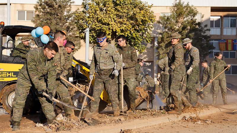 Los militares continúan trabajando en Nochevieja en la zona cero de la dana - La hora de La 1 | Ver