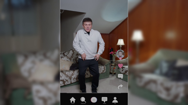 Especiales Nochevieja con José Mota - Un padre se comunica con su hija a través de TikTok