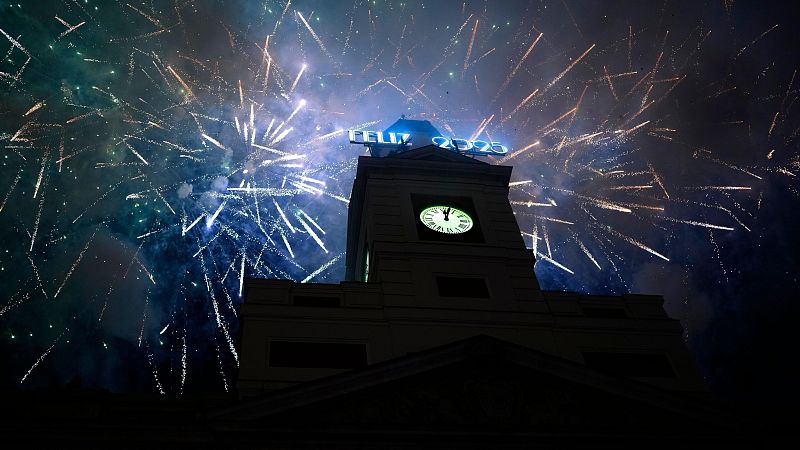 España da la bienvenida a 2025 con doce uvas y mucha fiesta - Informativo 24h | Ver