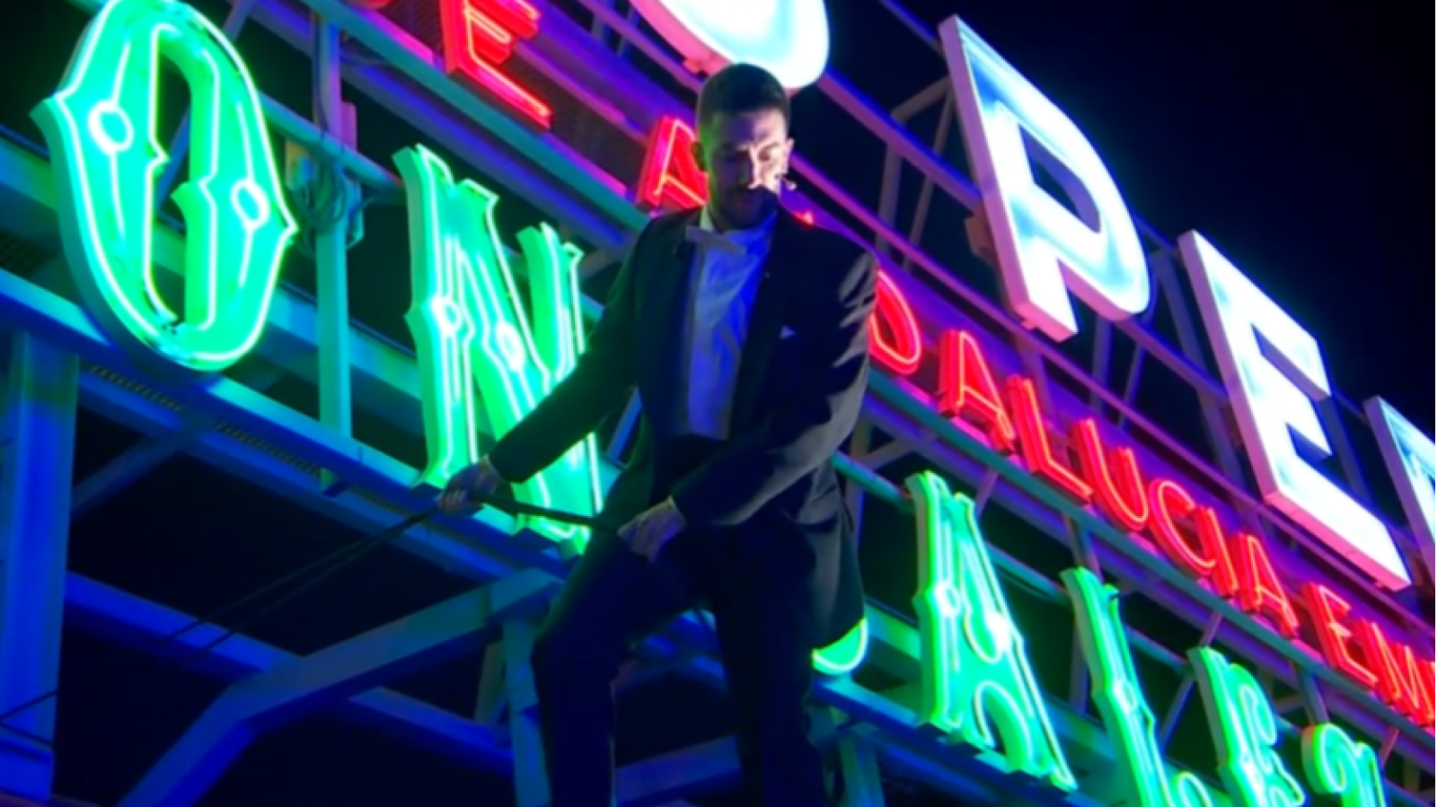 Broncano aparece en las Campanadas subido al rótulo del Tío Pepe - Campanadas de Fin de Año | Ver