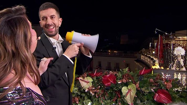 Campanadas de Fin de Año - Broncano y Lalachus hacen historia: el saludo con Pedroche y Chicote