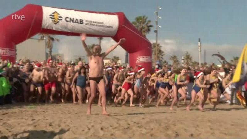 Primer bany solidari del 2025 a Barcelona - L'Informatiu | Veure