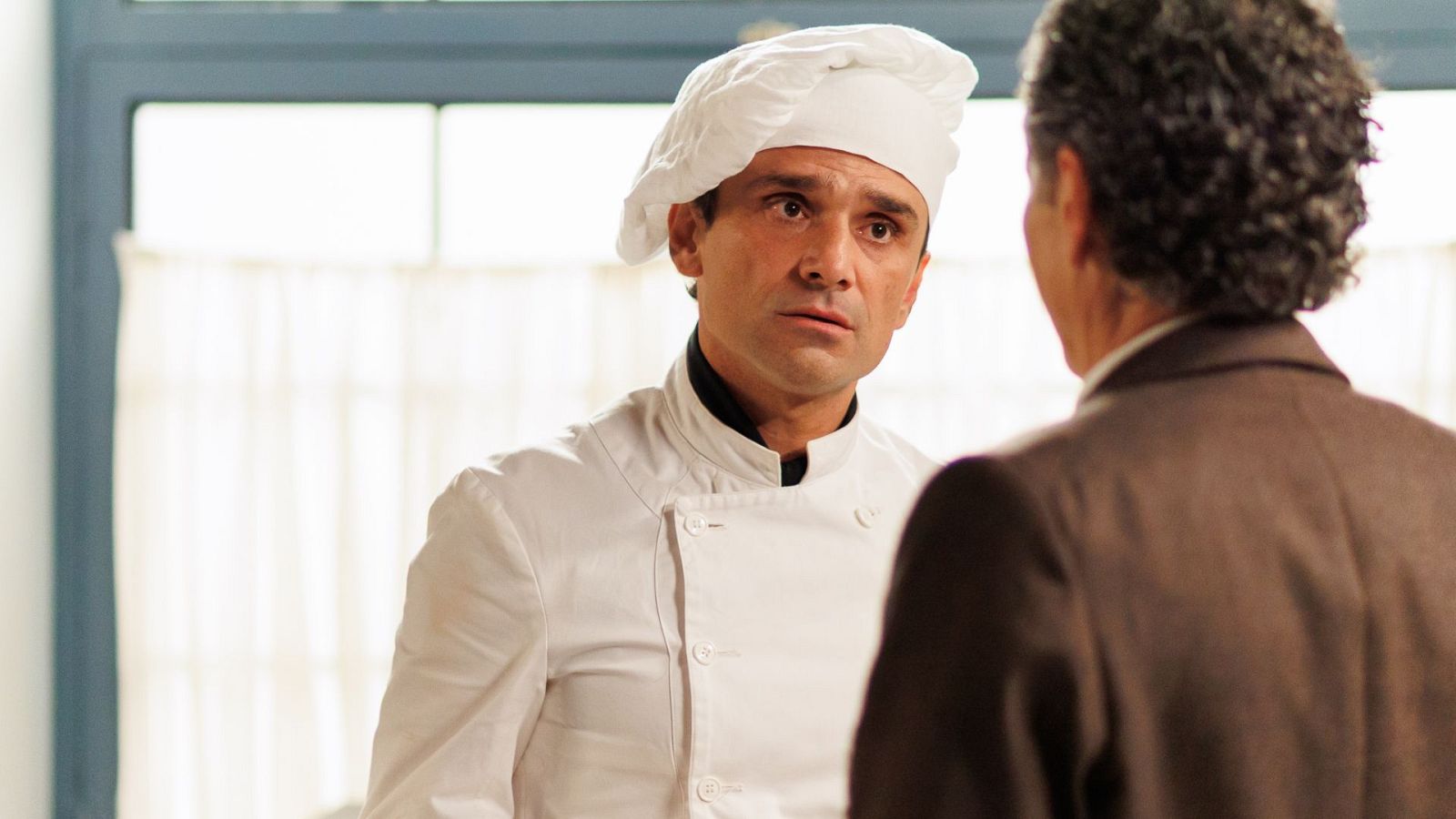 Fermín le prohíbe a Pietro viajar a Galicia - Salón de té La Moderna | Ver