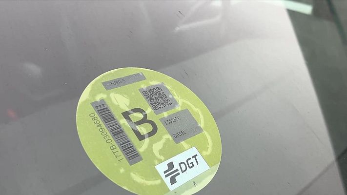 Pegatina verde de la DGT con letra \"B\", indicando clasificación ambiental diésel (1500cc), norma EURO 5, código QR y de barras.