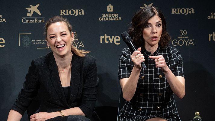 Las actrices Leonor Watling y Maribel Verdú en los Premios Goya 39, evento patrocinado por Rioja, CaixaBank, Sabor Granada y rtve.  Watling viste chaqueta negra y Verdú camisa negra a cuadros.