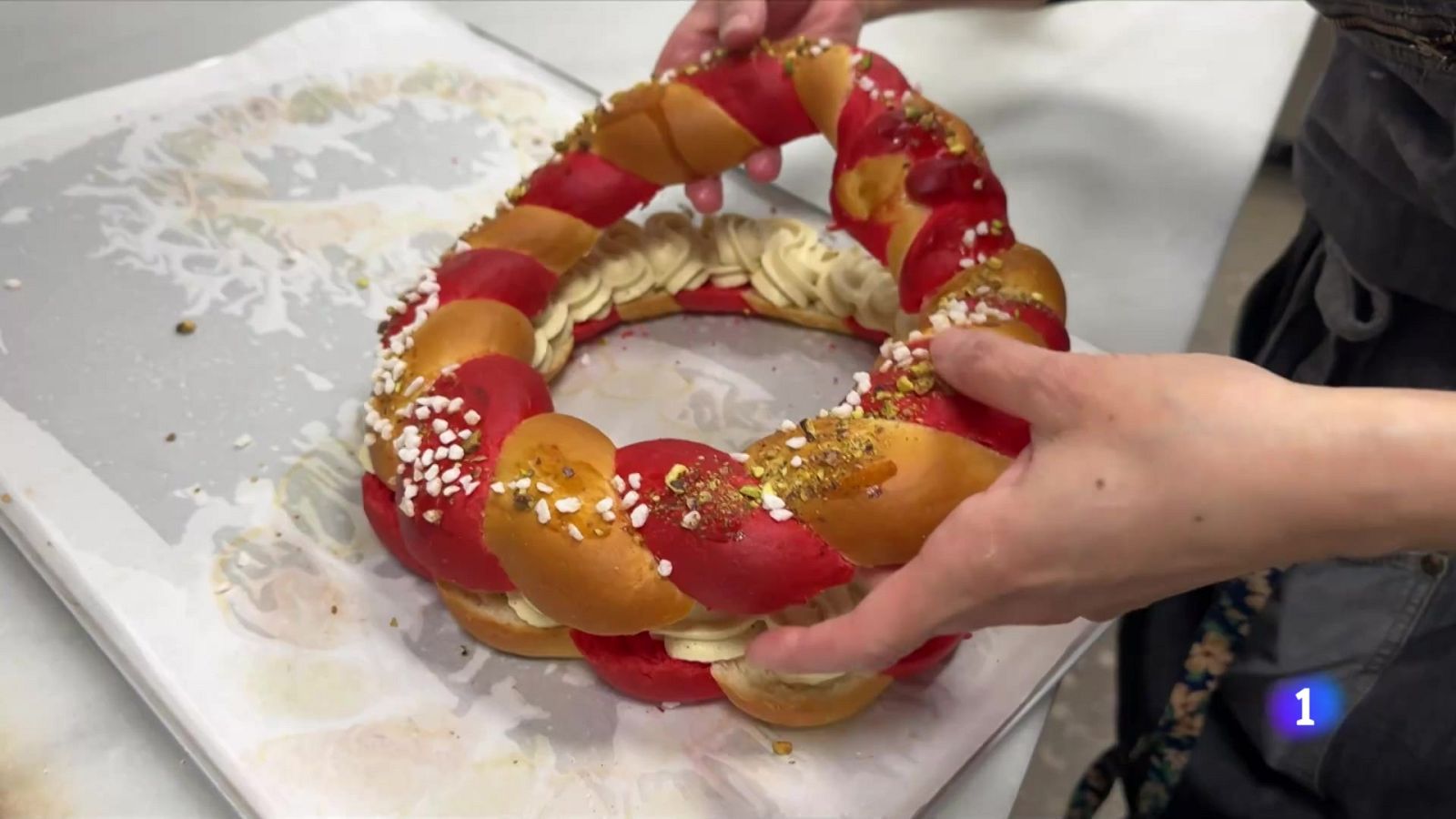 Les fleques treballen a contrarellotge per tenir els tortells de Reis a punt - L'Informatiu | Veure