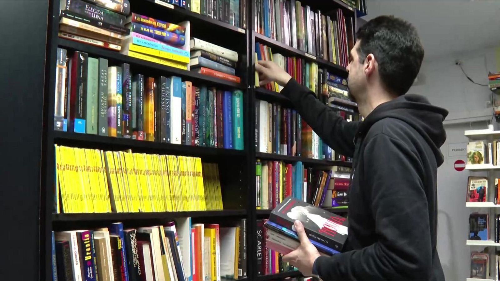 Regalar segunda mano en Navidad, una opción que convence a muchos - Telediario 1 | Ver