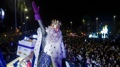 Los Reyes Magos burlan la lluvia en las cabalgatas adelantadas de Andalucía, Extremadura y Galicia