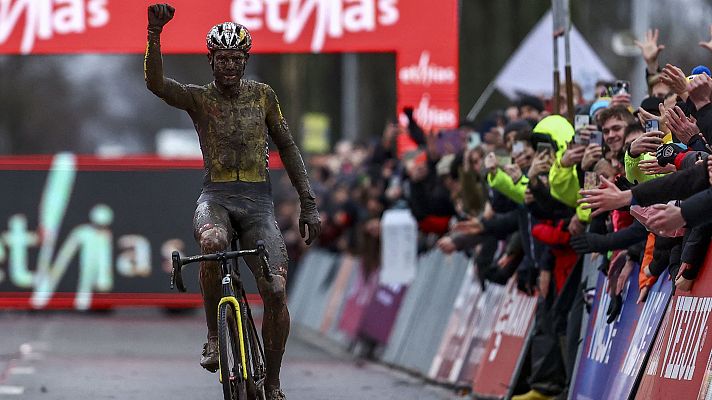 Ciclismo - Wout van Aert reina en el barro de Dendermonde