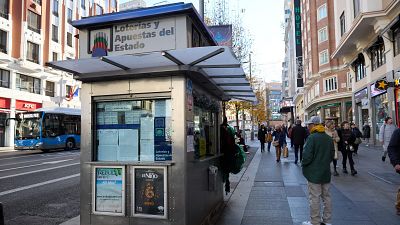 Algunos compradores apuran las �ltimas horas para comprar un d�cimo del Ni�o