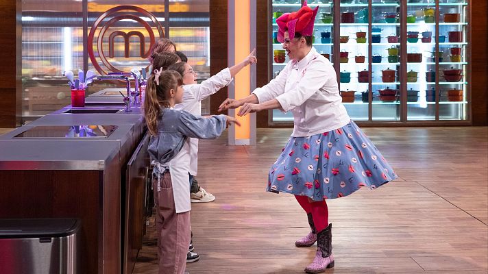 MasterChef Junior 11 | Nueva pareja artstica! Marcos y La Terre cantan 'La gata bajo la lluvia' de Roco Durcal