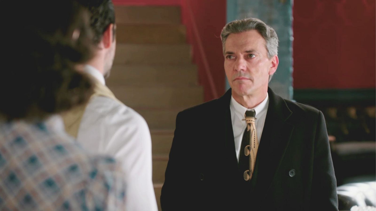 Emiliano se enfrenta a César - Salón de té La Moderna | Ver