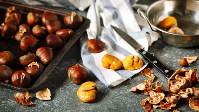 Salvan la vida a una mujer que se atragant� con una casta�a en Sevilla | Ver