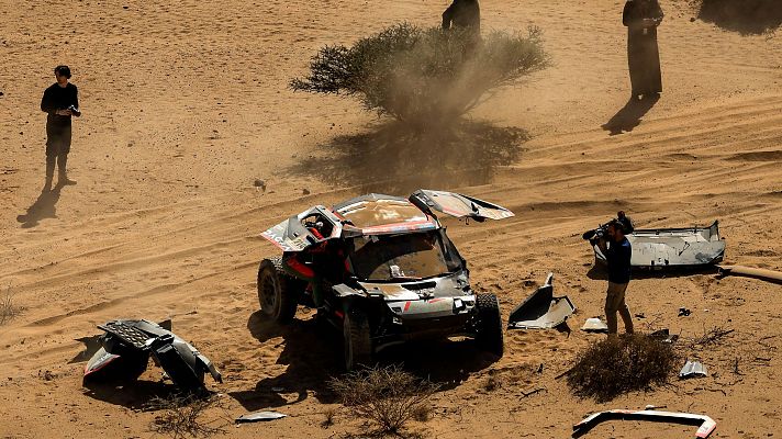 Telediario 1 - Sebastien Loeb pierde casi todas sus opciones en el Dakar tras un accidente con dos vueltas de campana