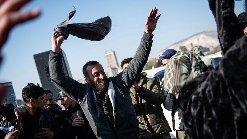 Transición en Siria: soldados fieles a Al Asad entregan sus armas en los llamados "centros de reconciliación" - Telediario Internacional | Ver