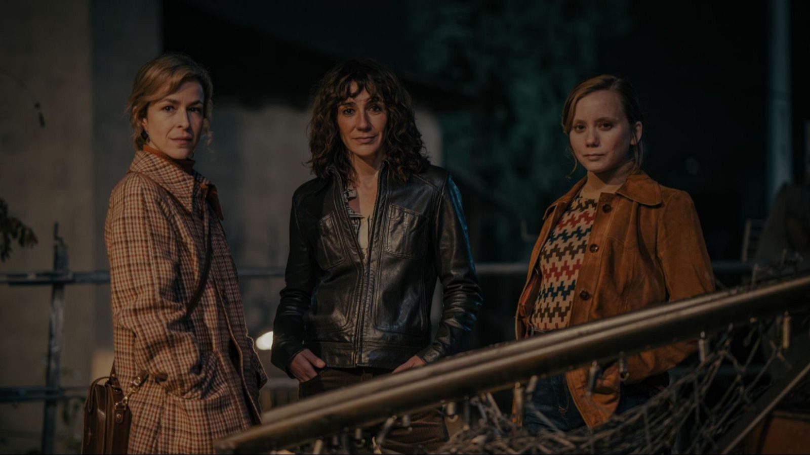 En el año 79, Clara Montesinos, miembro de la 1º promoción de mujeres policía, llega a una comisaría en la que la heroína condiciona la vida de todo un barrio.