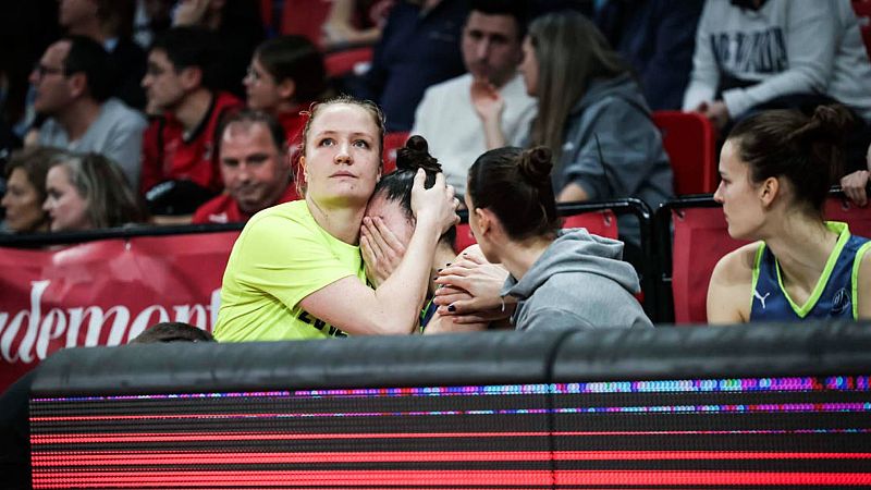 Preocupante lesión de María Conde, la alero del Praga - Baloncesto en RTVE | Ver