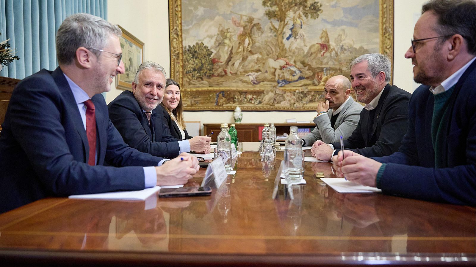 El Gobierno y Canarias se dan diez días para estudiar un decreto de distribución extraordinaria de menores migrantes | Ver