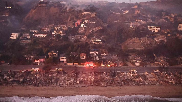 Diario 24 - Las llamas avanzan en Los Ángeles y dejan imágenes de un escenario de guerra