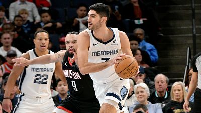 Aldama se sale con los Grizzlies, pero pierden ante los Rockets